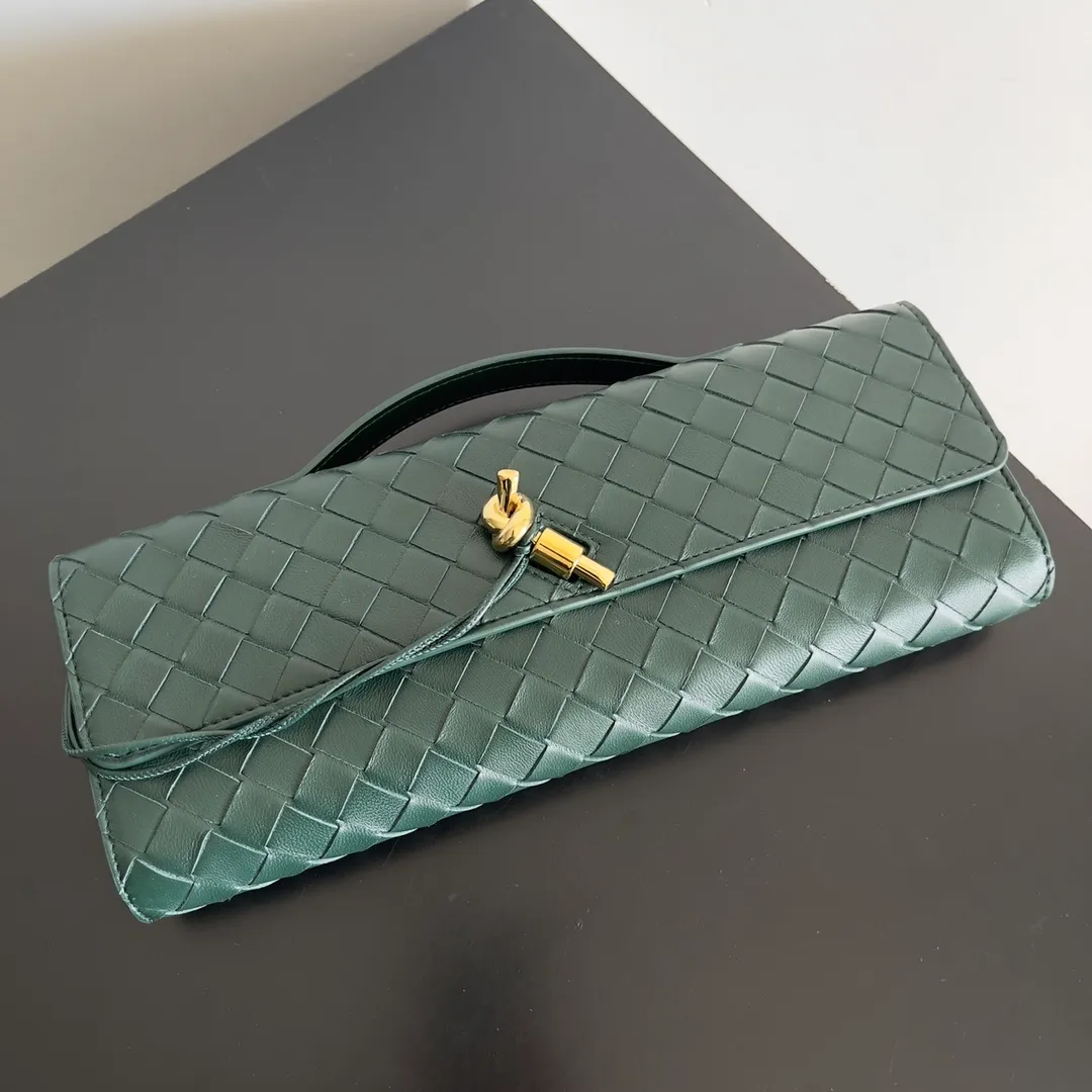 The batch of 1360 BV Andiamo evening handbags has been heavily planted again~ The designer aesthetics in the era of economic downturn are back. I fall in love with it at first sight and can't put it down. It's so beautiful and full of aura. The shape and texture are very competitive. It's light in weight and has sufficient capacity. It's a must-have for fashionistas. It's suitable for many occasions, minimalist, high-end and light luxury. Model No.: 741511 Size: 31*13*3cm